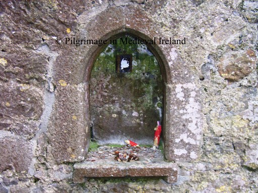 Piscina fille with votive offerings
